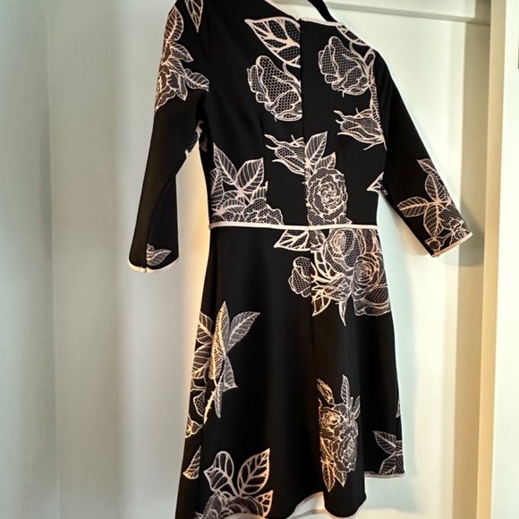 Robe - Picture 2 of 2